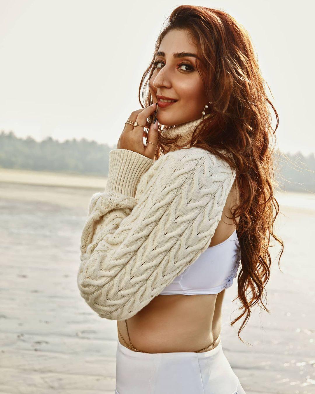 Exposing hot cleavage Photo Gallery| Dhvani Bhanushali looking very glamorous photos