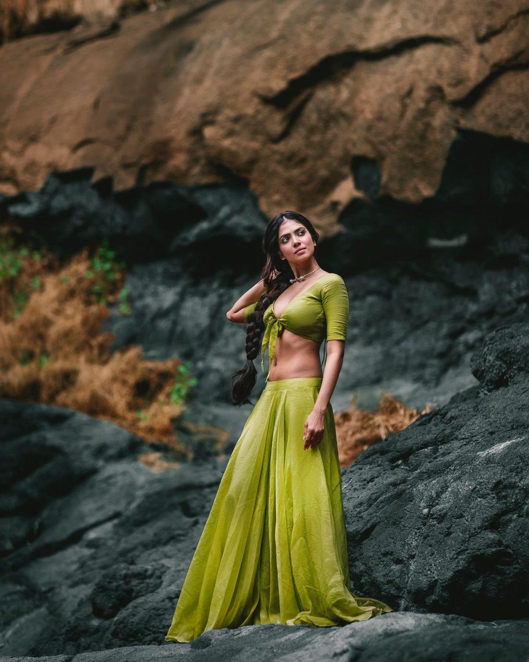 South indian actress hot cleavage photo gallery | Malavika Mohanan social media viral photoshoot
