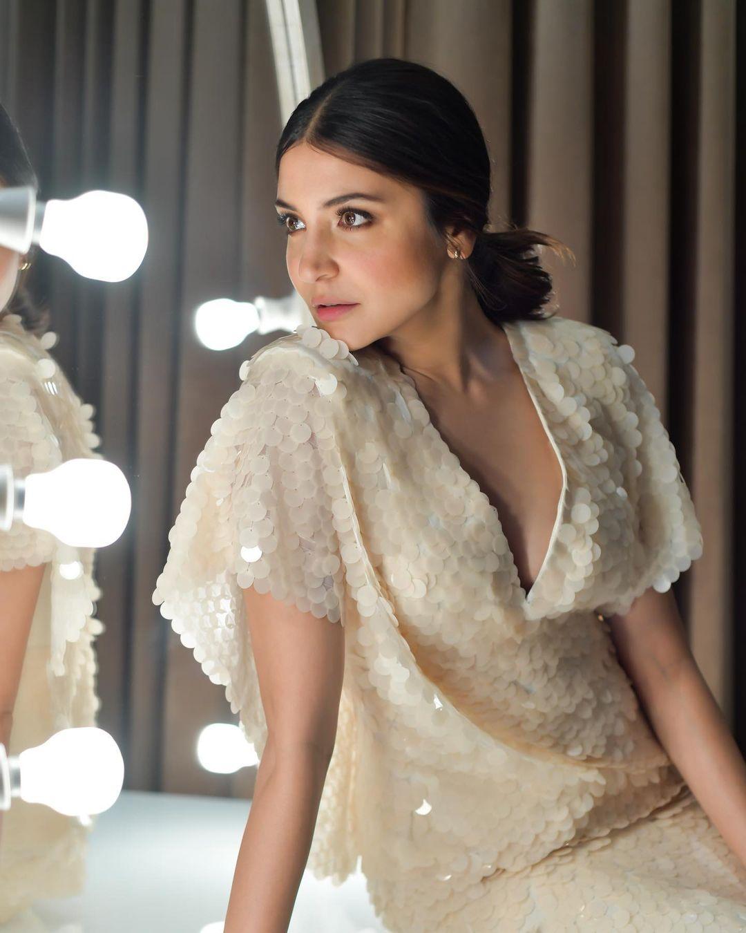 Anushka Sharma looking very glamorous photos|Exposing hot photos gallery | anushka sharma hot photos