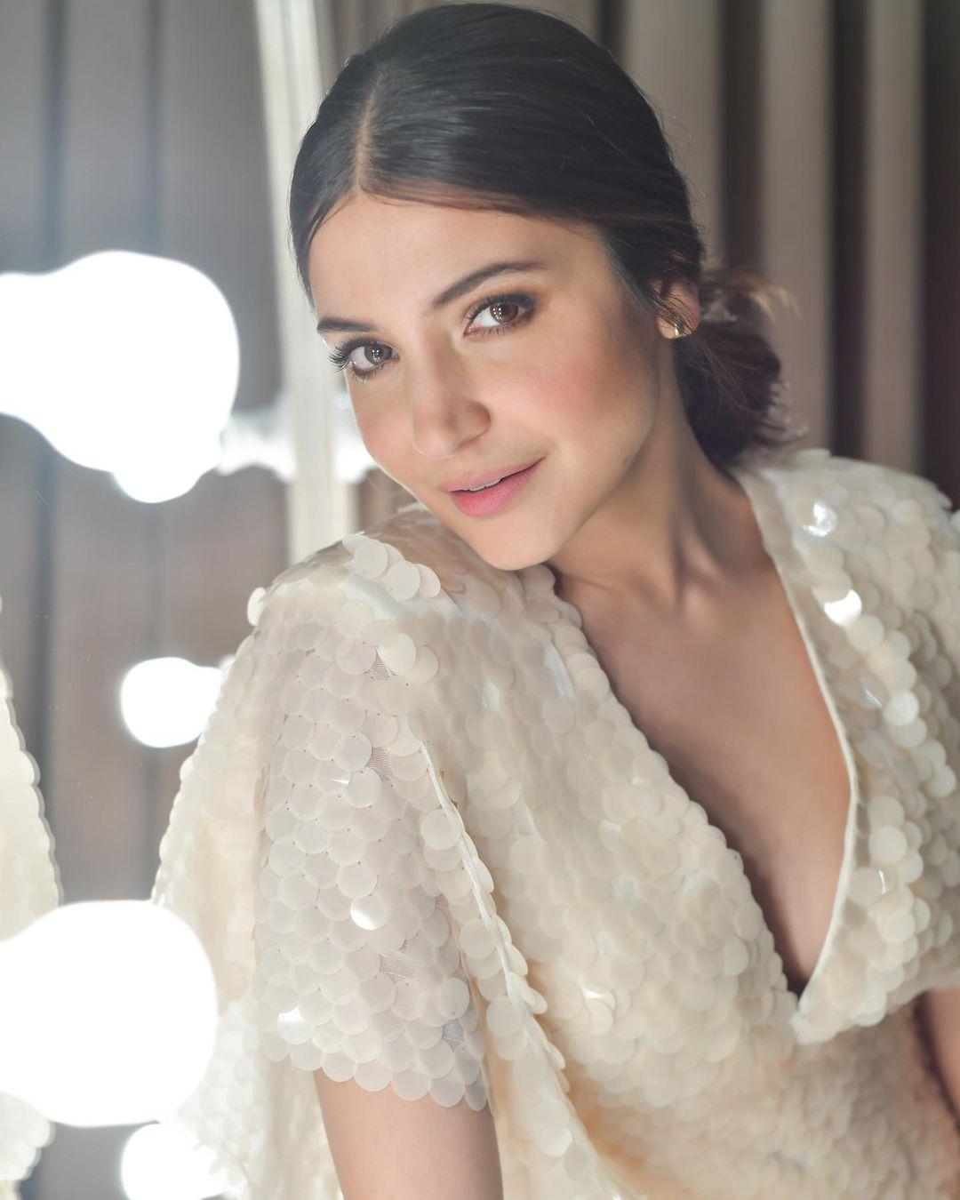 Anushka sharma very Glamorous Stills | Exposing hot photos gallery | anushka sharma hot photos