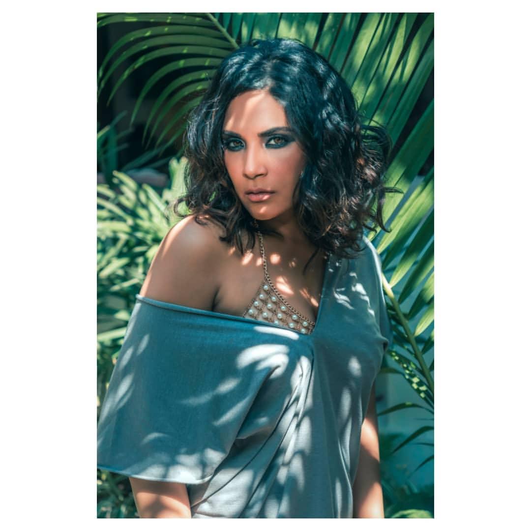 Exposing hot photos gallery | Richa Chadda looking very attractive and sexy stills