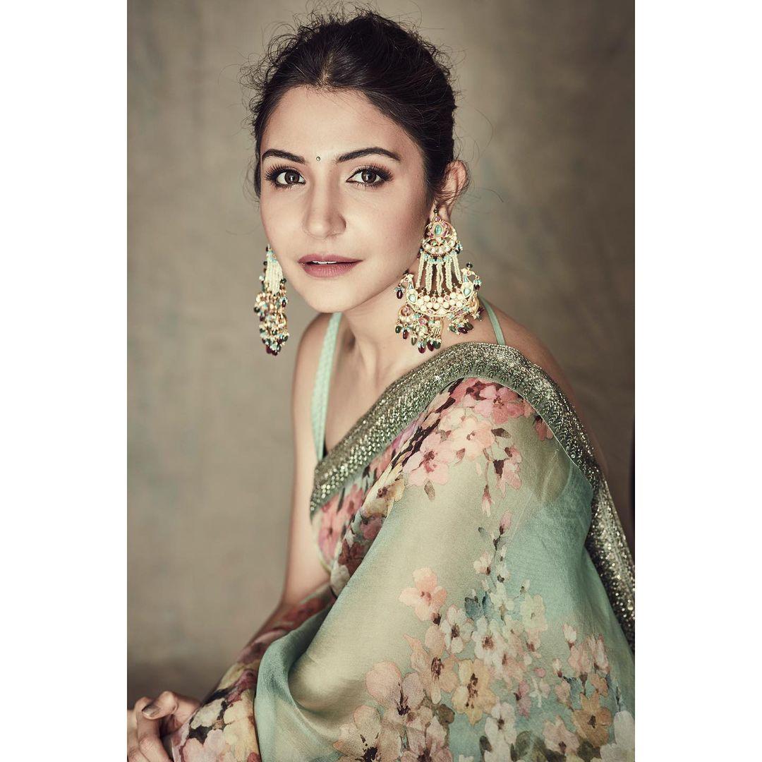 Transparent saree hot photos gallery | Anushka Sharma looking very beautiful and spicy photos