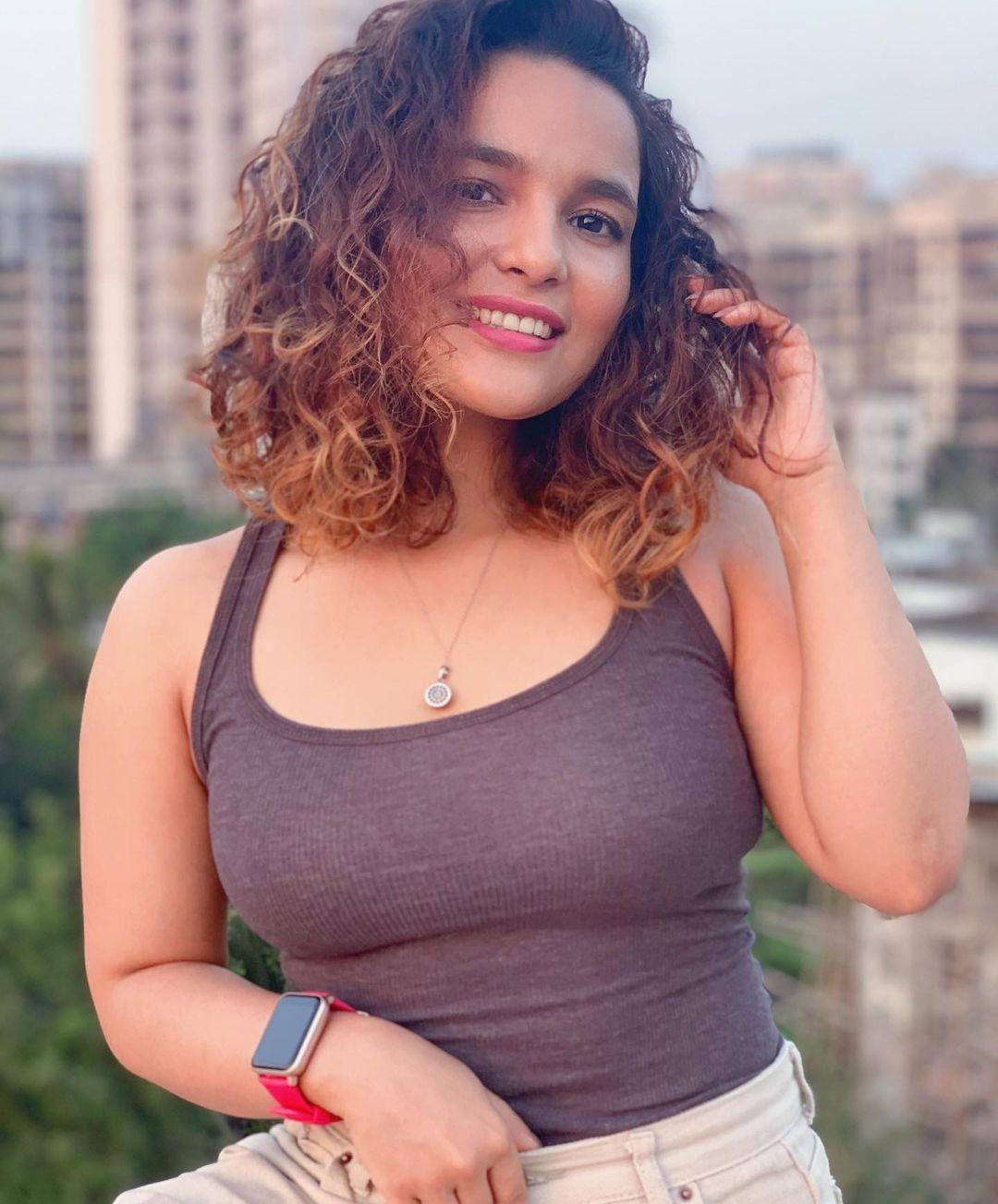 Bollywood actress hot photos gallery | Chitrashi Rawat exposing hot and sexy stills