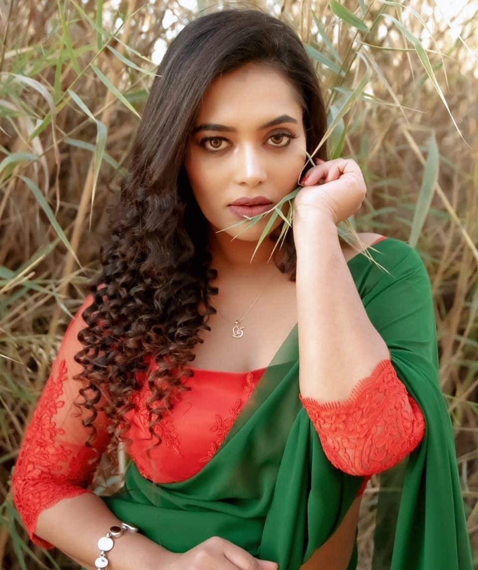 Remya Panicker looking very beautiful and Glamorous photos