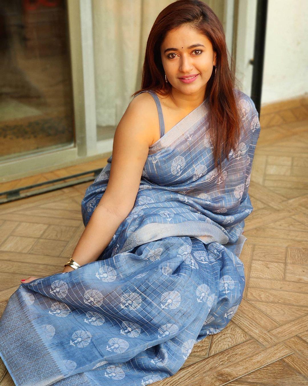 Exposing very hot photos | Poonam Bajwa looking very glamorous photos