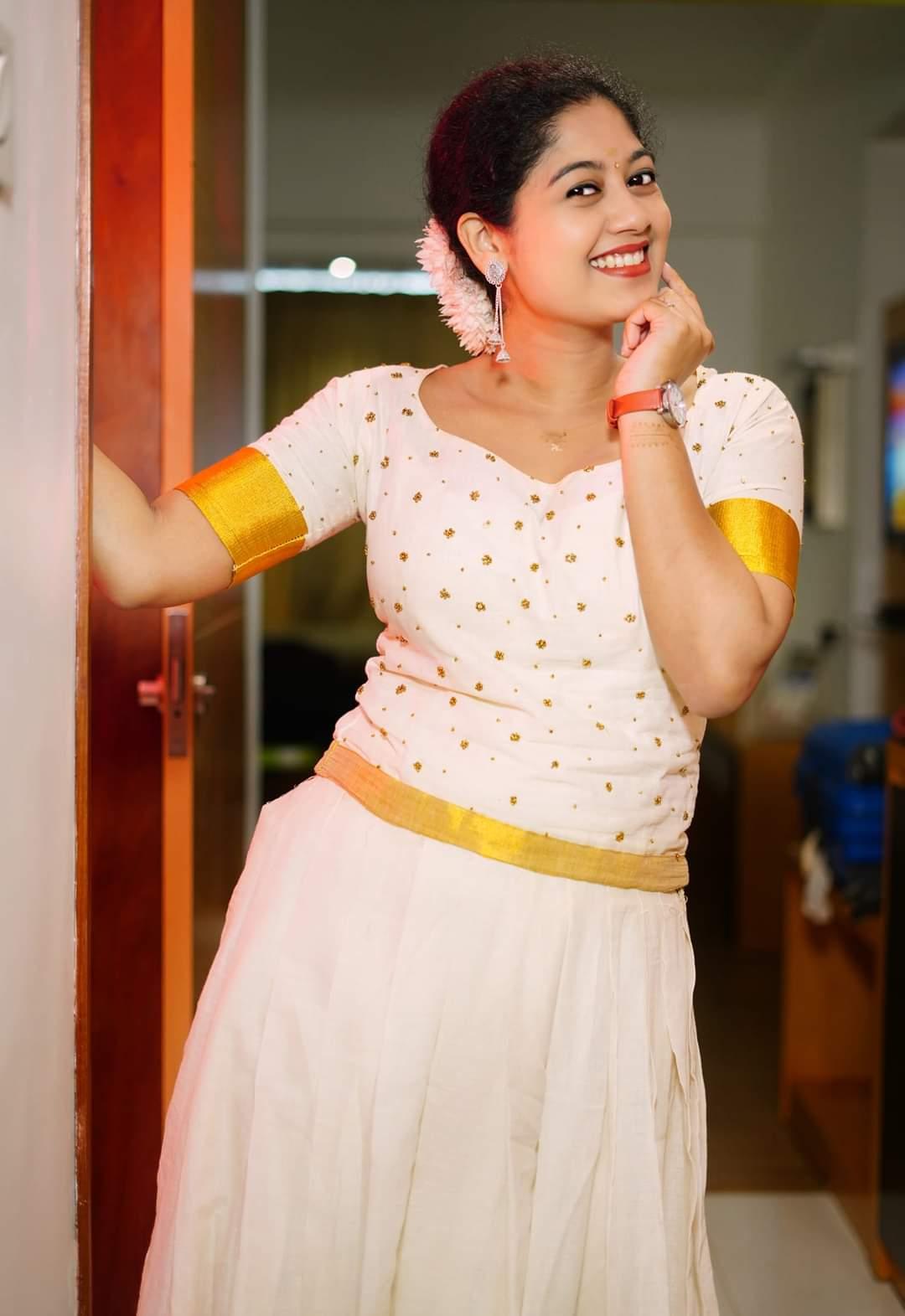 Malayalam actress hot gallery | Neeraja looking very beautiful and glamorous pictures