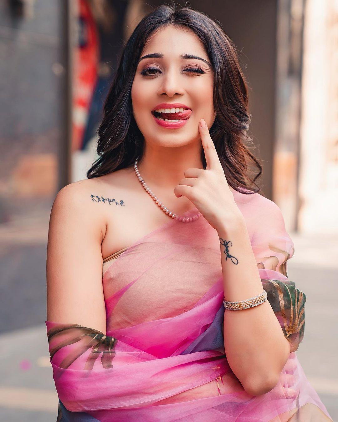 Saree hot photos gallery | Vrushika Mehta looking very beautiful photo gallery | Vrushika Mehta latest hot photos
