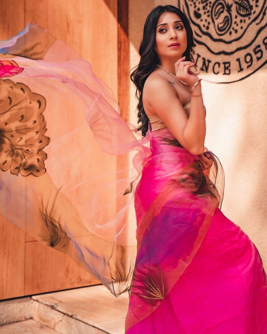 Saree hot photos gallery | Vrushika Mehta very beautiful photo | Vrushika Mehta looking hot photos gallery