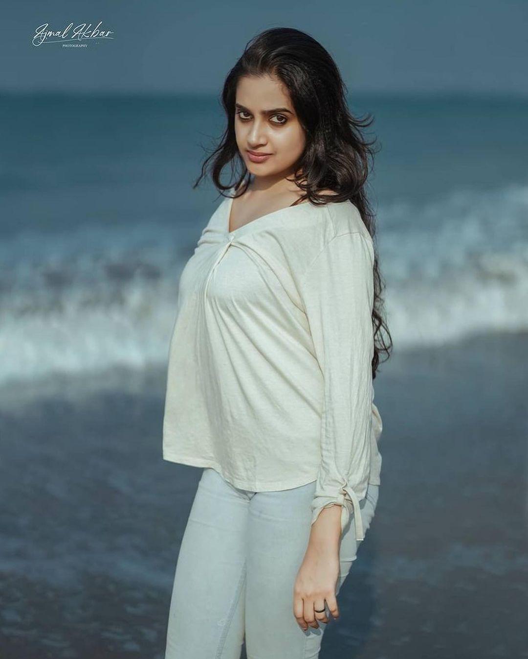 Beach hot photos gallery | Abhirami Bhargavan looking very sexy photoshoot
