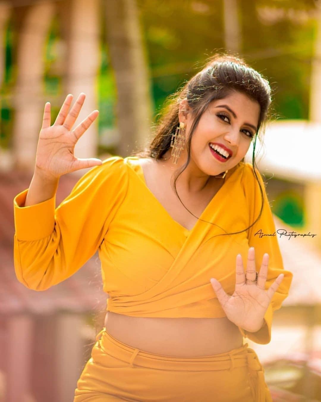 Yellow dress hot photos gallery | Anjana kr looking very glamorous photos