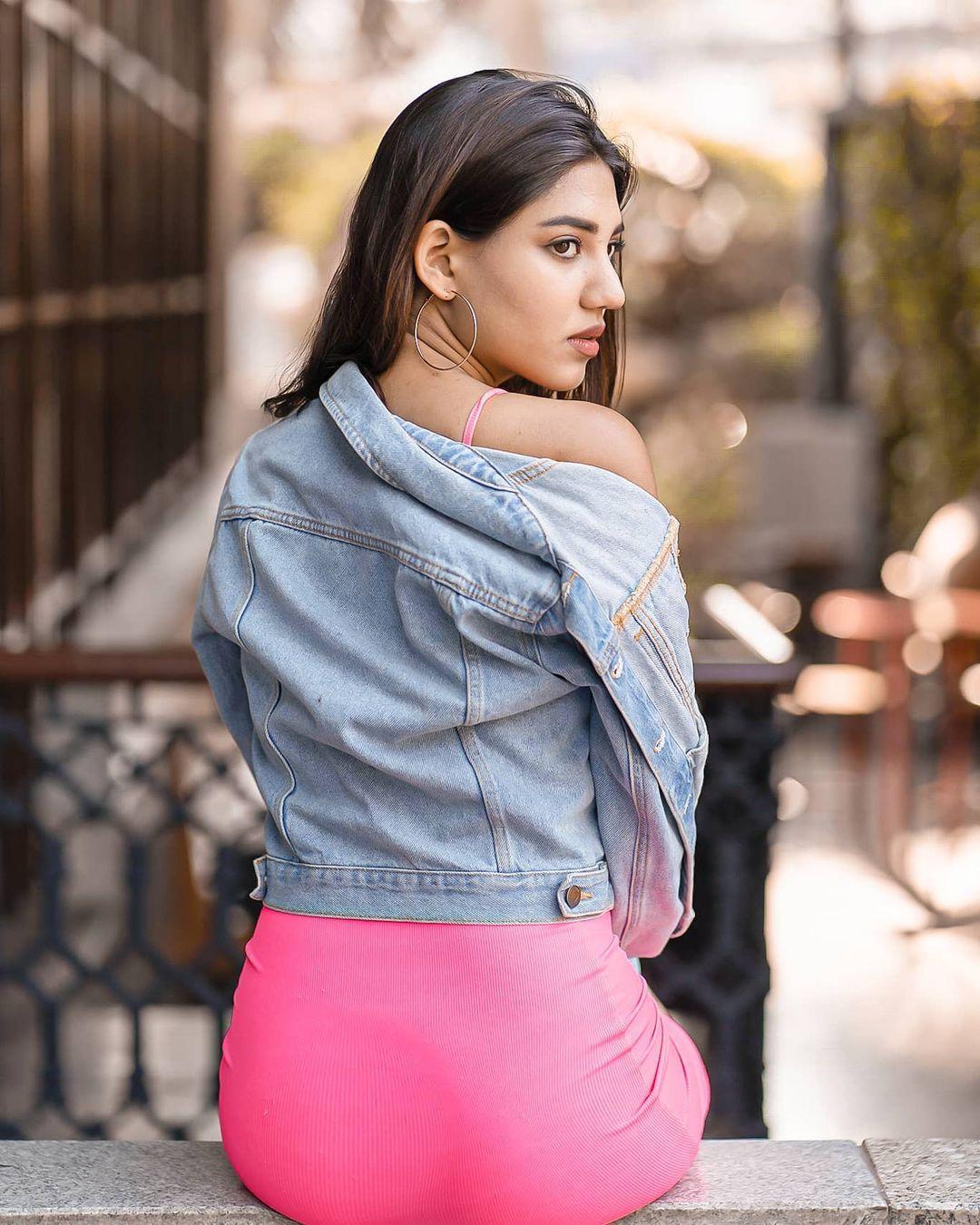 Bollywood actress Sonakshi Rawat latest hot and spicy photos gallery