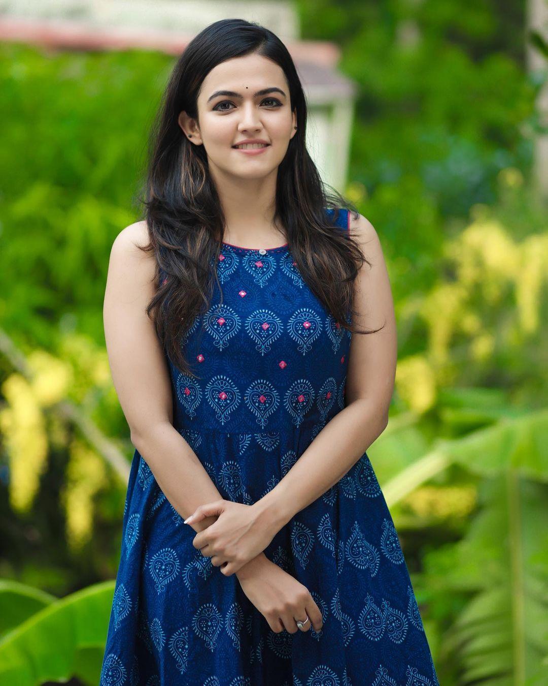 Malayalam actress in blue dress hot photos | Aparna Das looking very glamorous photos | Aparna Das looking very beautiful photo gallery