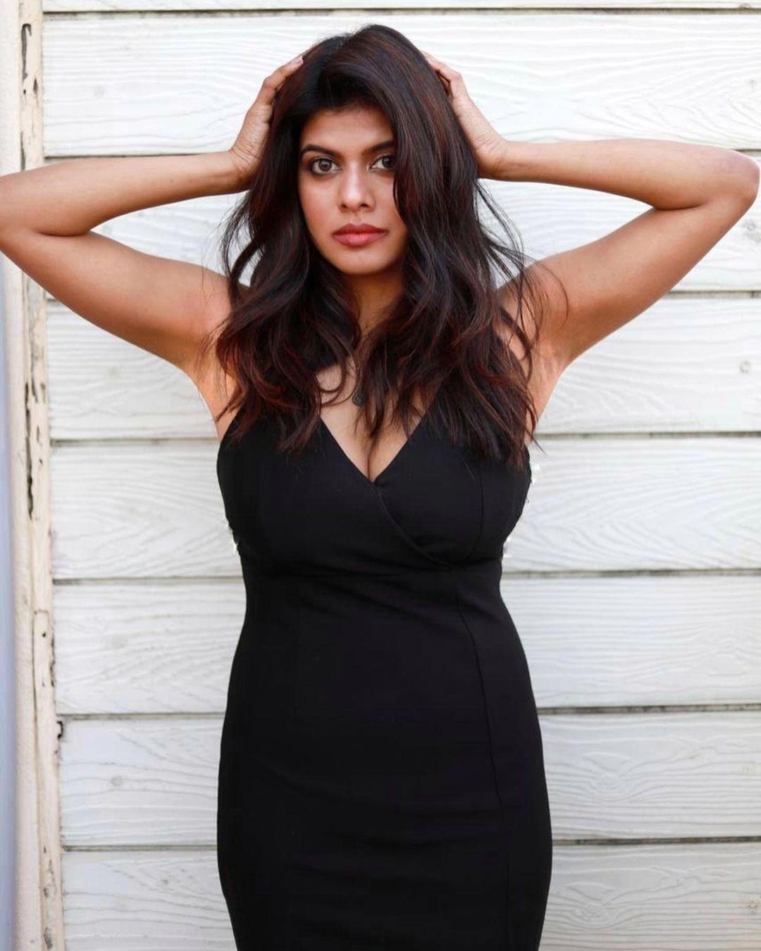 Exposing cleavage photo gallery | Swagatha S Krishnan exposing hot and glamorous photos