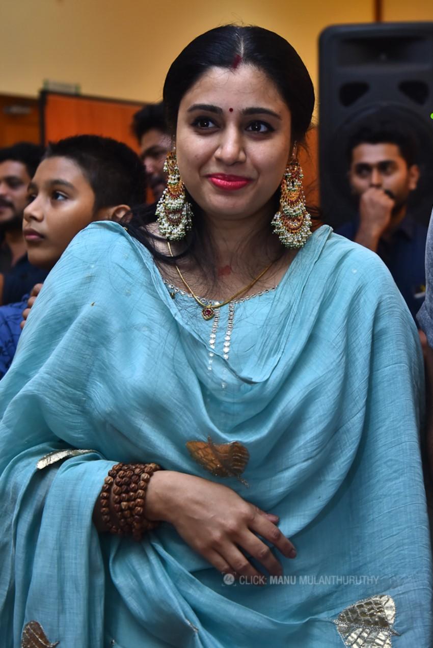 Malayalam actress Samyuktha varma looking very glamorous photos