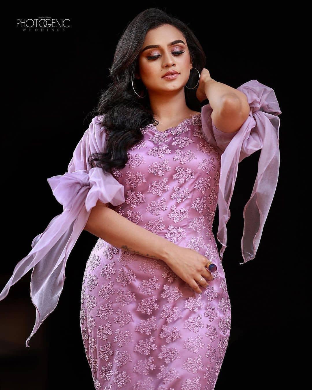 Malayalam television actress hot gallery | lakshmi nakshathra looking very beautiful and sexy stills