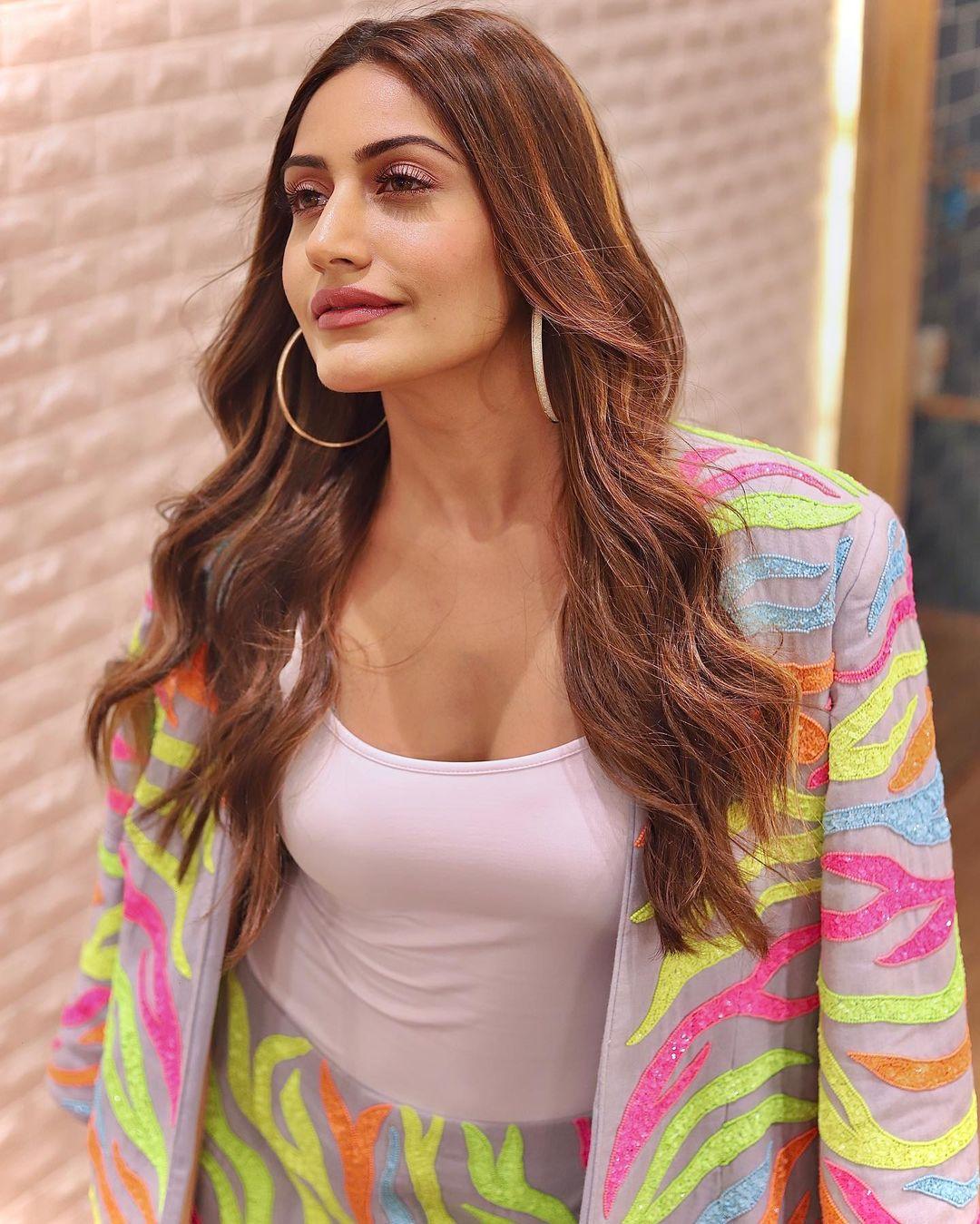 Television actress hot gallery | Surbhi Chandna exposing hot photos gallery