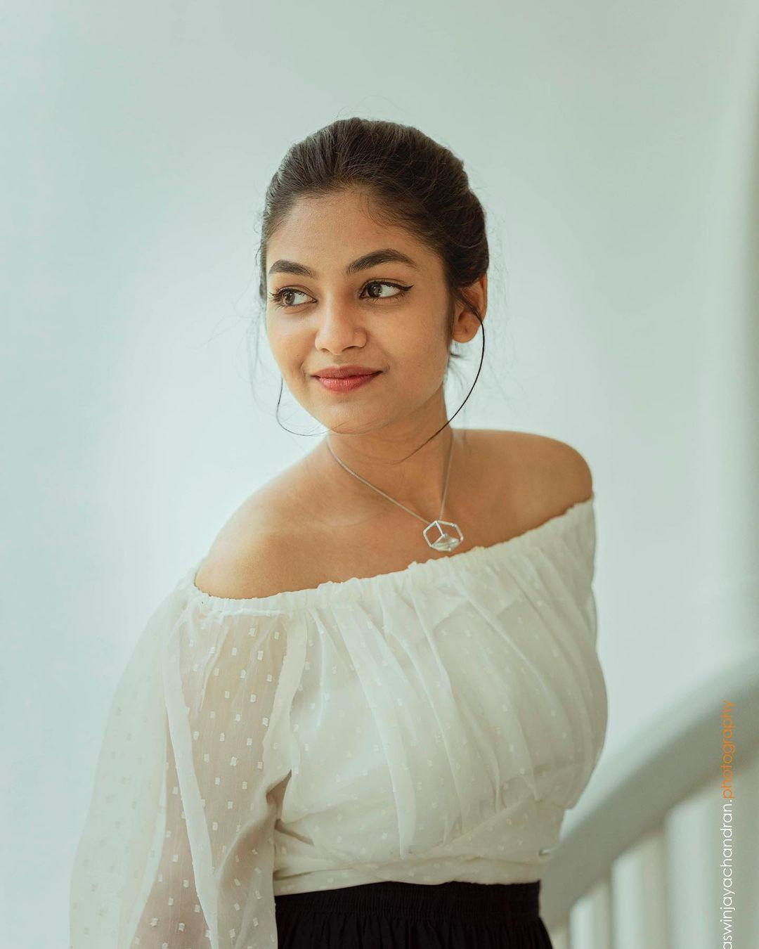 Ivana Very beautiful and glamorous photos | Malayalam beautiful actress hot photos | Ivana hot photos gallery