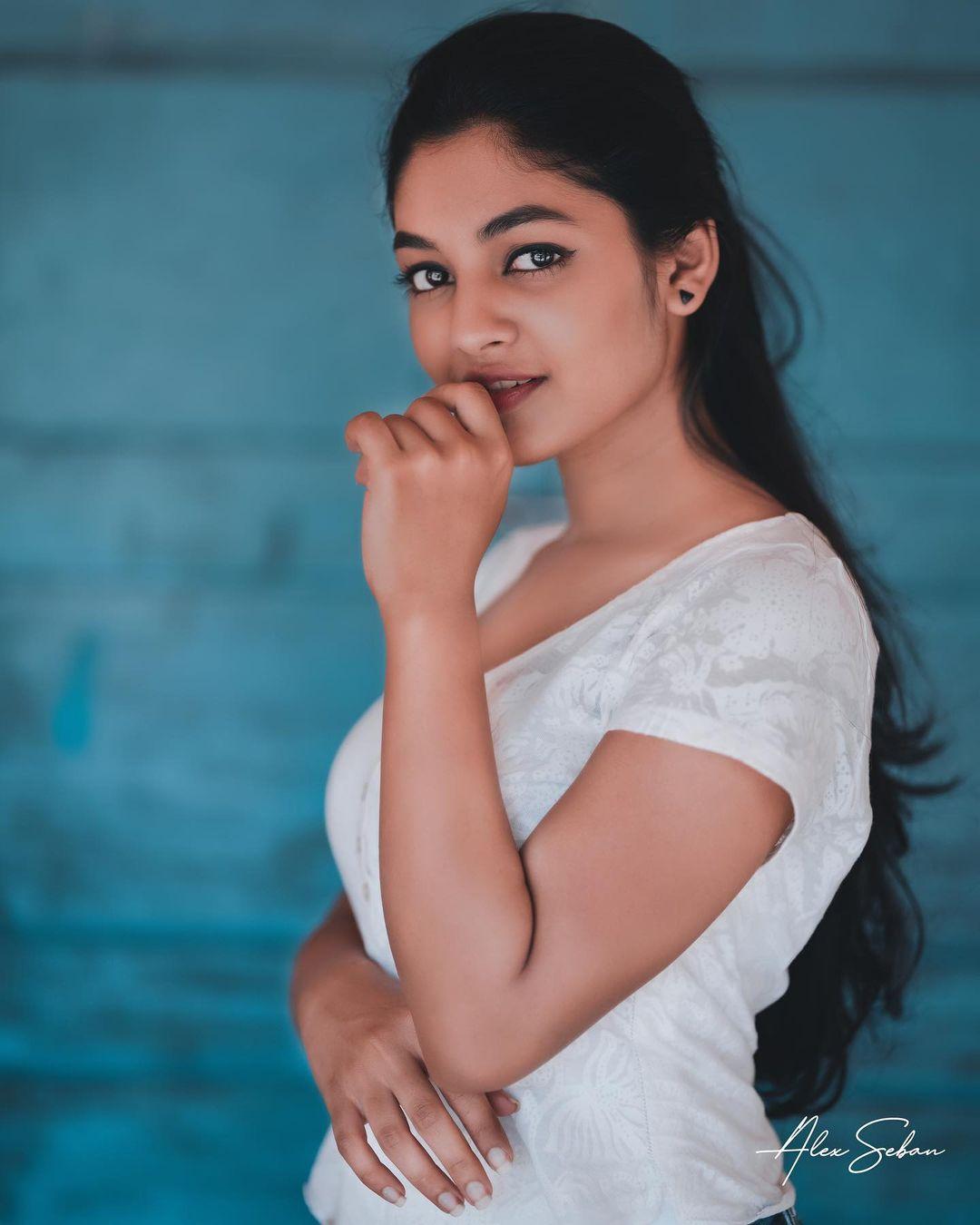 Ivana looking very beautiful and glamorous photos| Malayalam beautiful actress hot photos | Ivana hot photos gallery