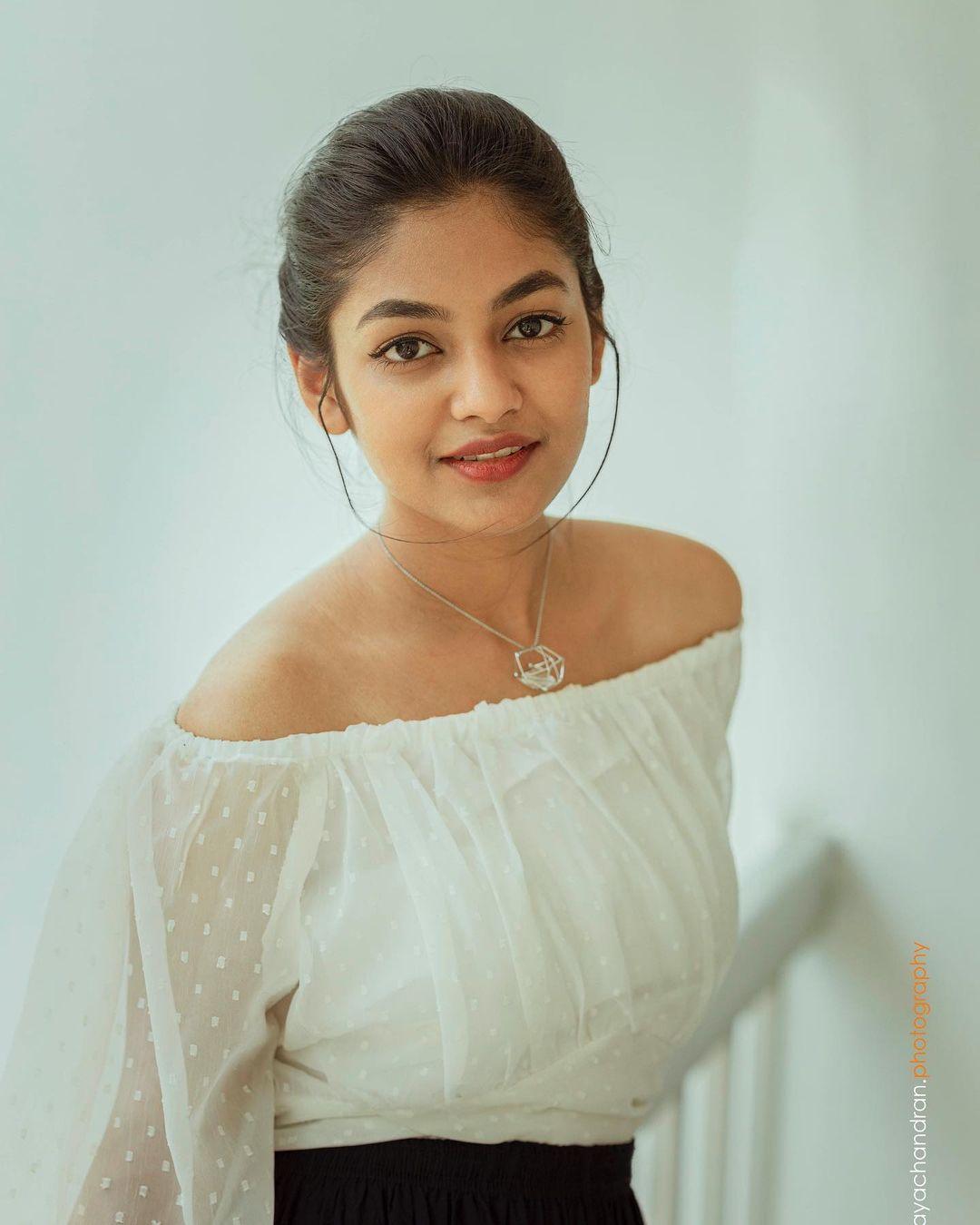 Ivana looking very glamorous photos | Malayalam beautiful actress hot photos | Ivana hot photos gallery