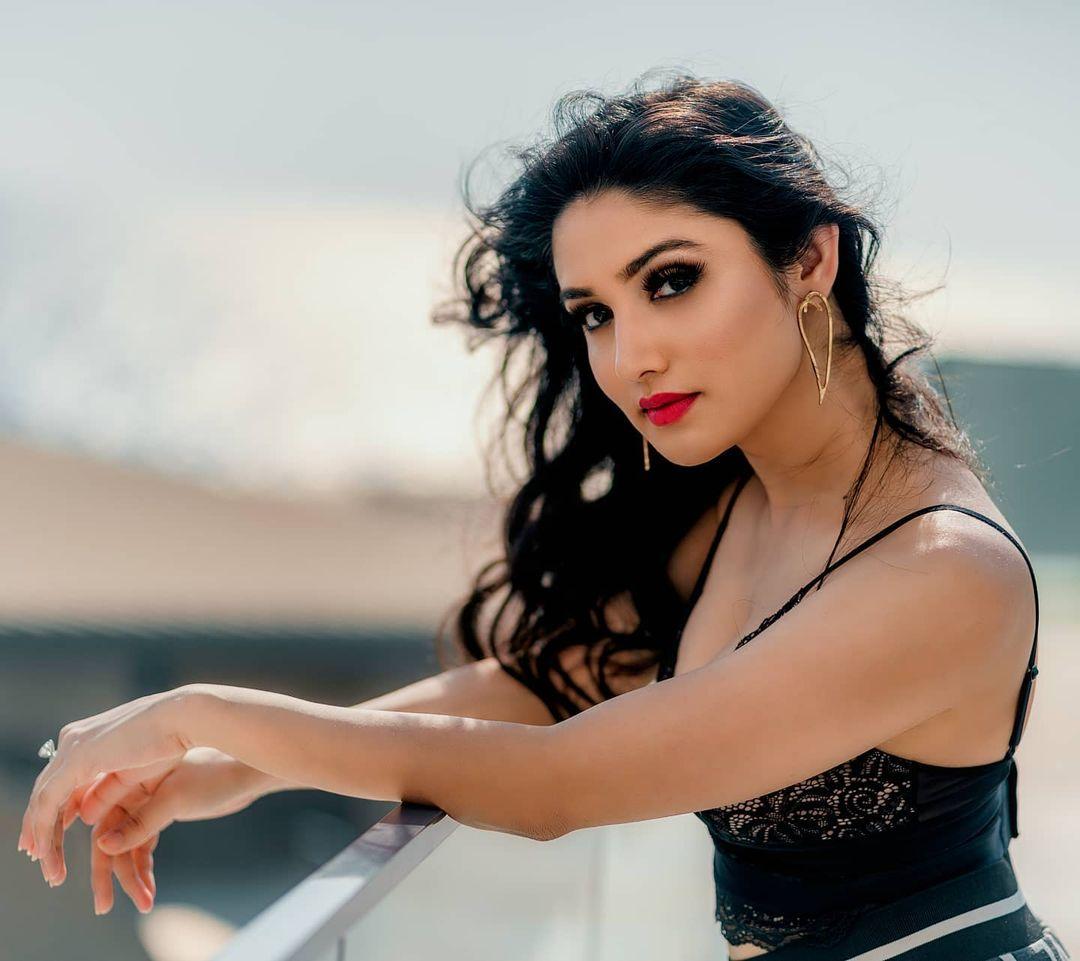 Donal Bisht hot photos | bollywood actress hot photos gallery | Donal Bisht looking very attractive and spicy photos