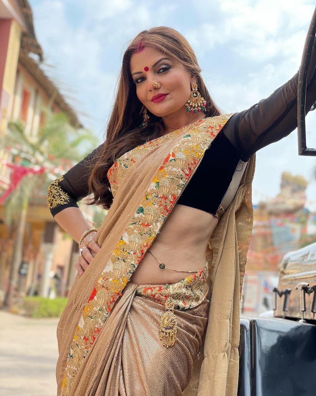 Saree exposing hot photos gallery | Deepshikha Nagpal looking very beautiful and glamorous pictures
