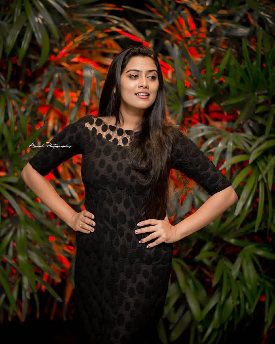 South Indian actress black dress hot photos | Dayyana Hameed latest hot and spicy photos gallery