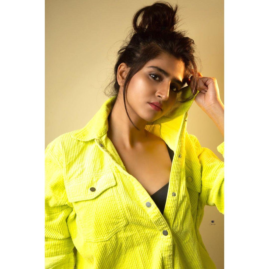 Model hot Exposing photos gallery | Varshini Sounderajan looking very glamorous photos