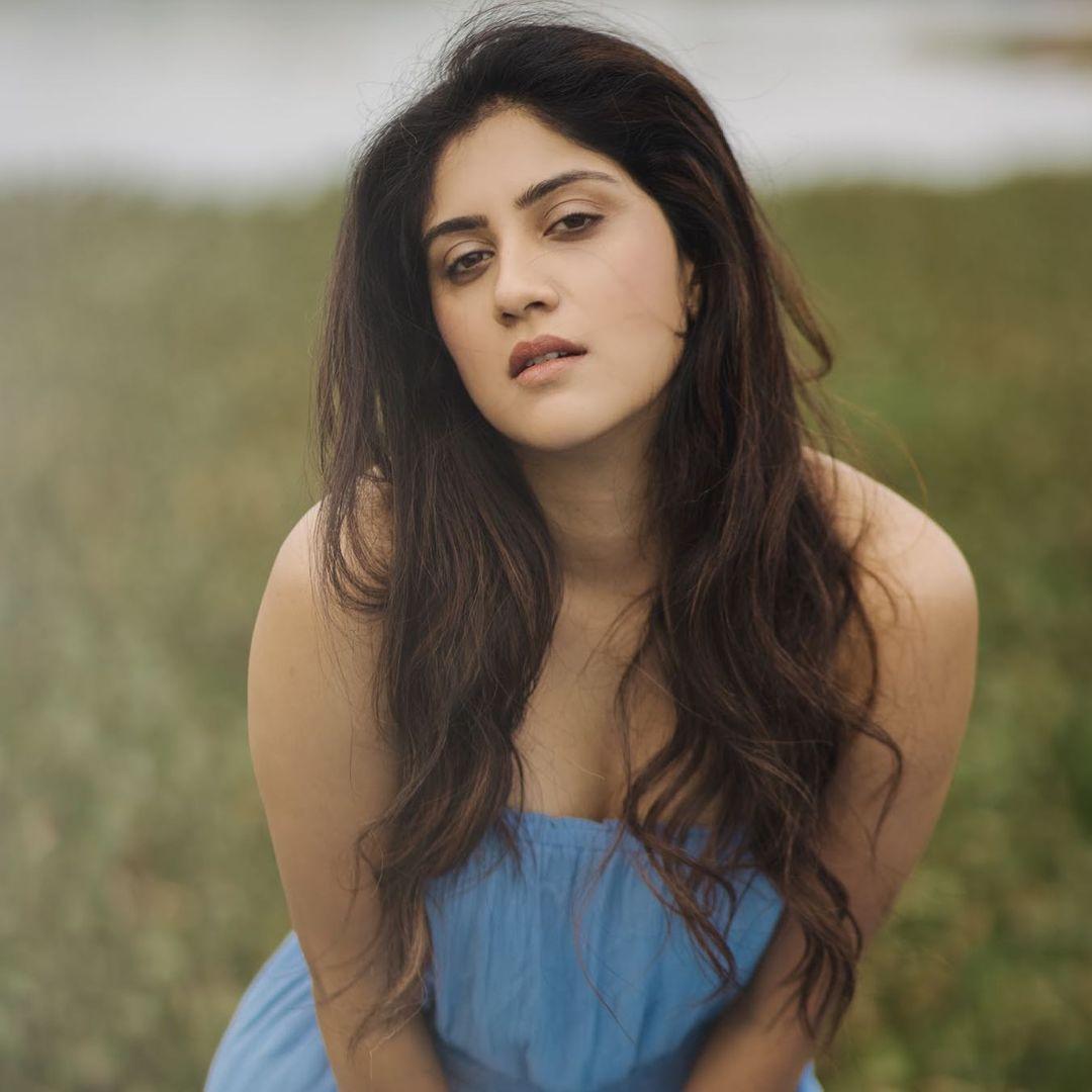 Actress Dhanya Balakrishna latest hot photos | Dhanya Balakrishna exposing hot cleavage photo gallery
