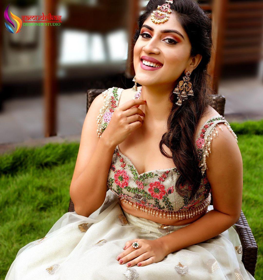 Dhanya Balakrishna latest hot photos gallery| Dhanya Balakrishna exposing hot cleavage photo gallery