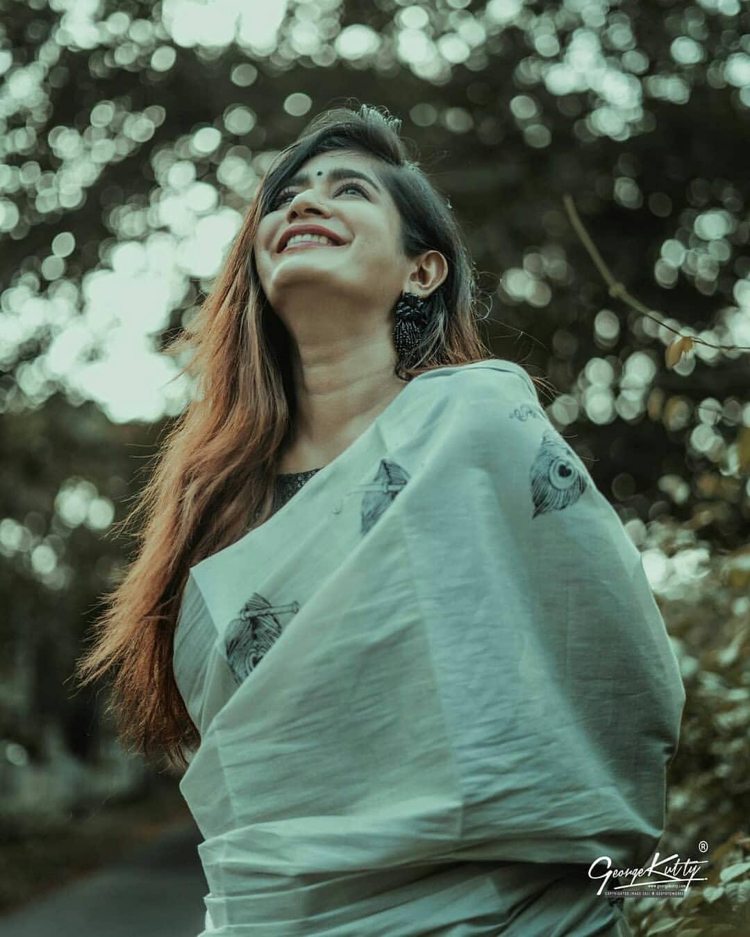 Megha Mathew looking very glamorous photos |Megha Mathew saree hot exposing photoshoot