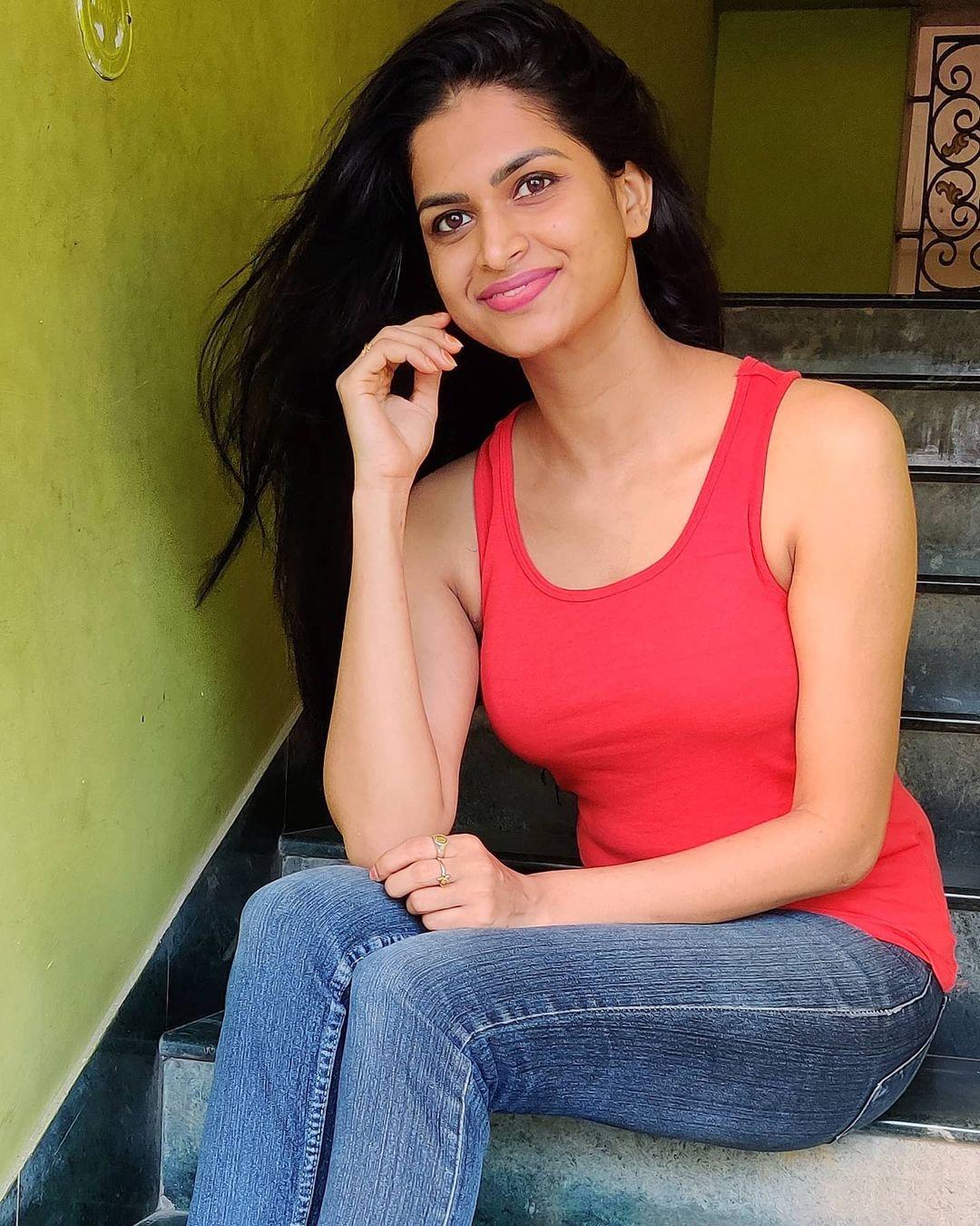Model and actress Aadhya Poojari hot and sexy photoshoot | Aadhya Poojari exposing very hot in red t-shirt photos gallery