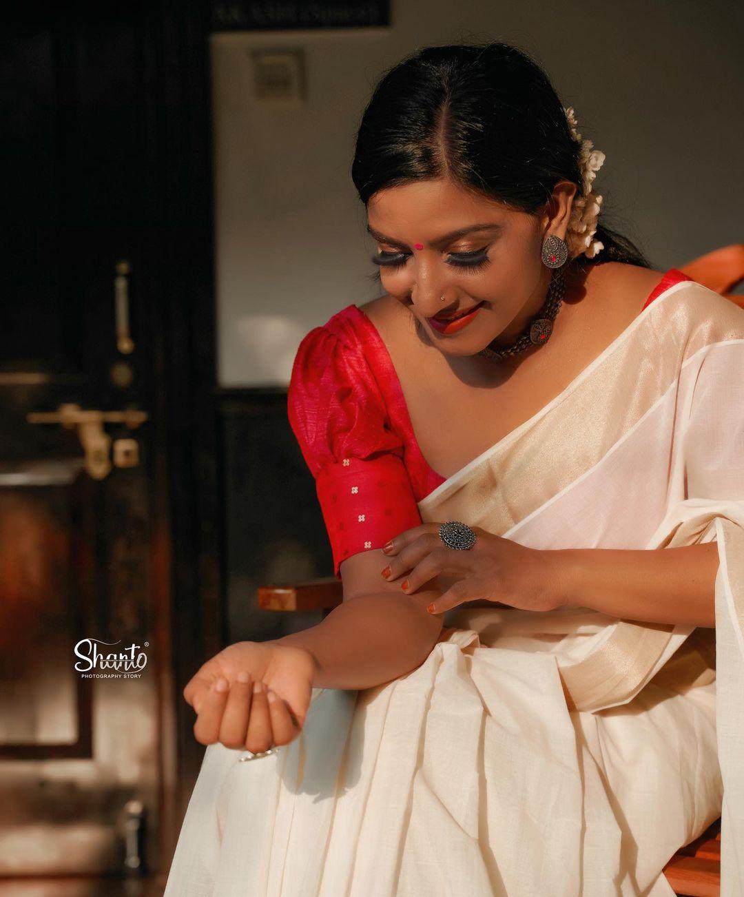 Alphy Panjikaran latest hot and sexy photoshoot | Alphy Panjikaran in Kerala saree hot photos gallery