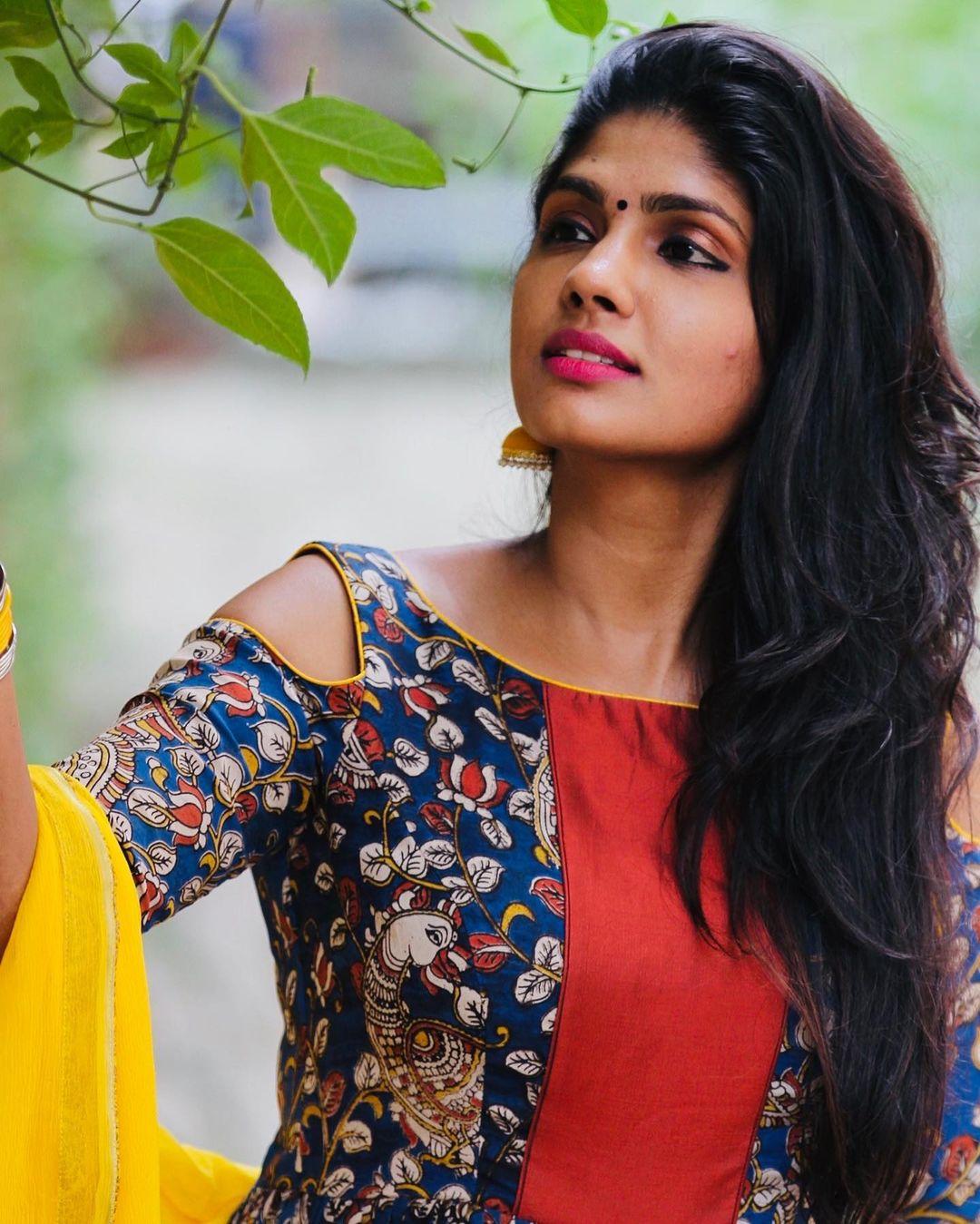 Niranjani Ahathian looking very attractive hot and sexy stills| Niranjani Ahathian looking very glamorous and sexy photoshoot