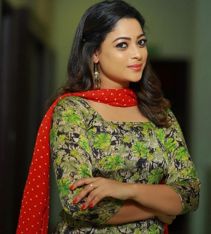 Telugu actress Anjali Rao looking very glamorous photos