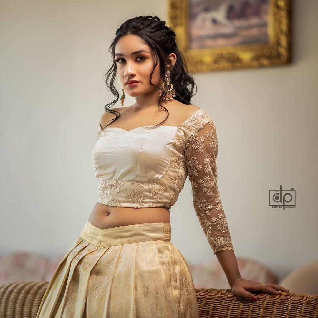 Raveena showing navel hot and sexy photoshoot