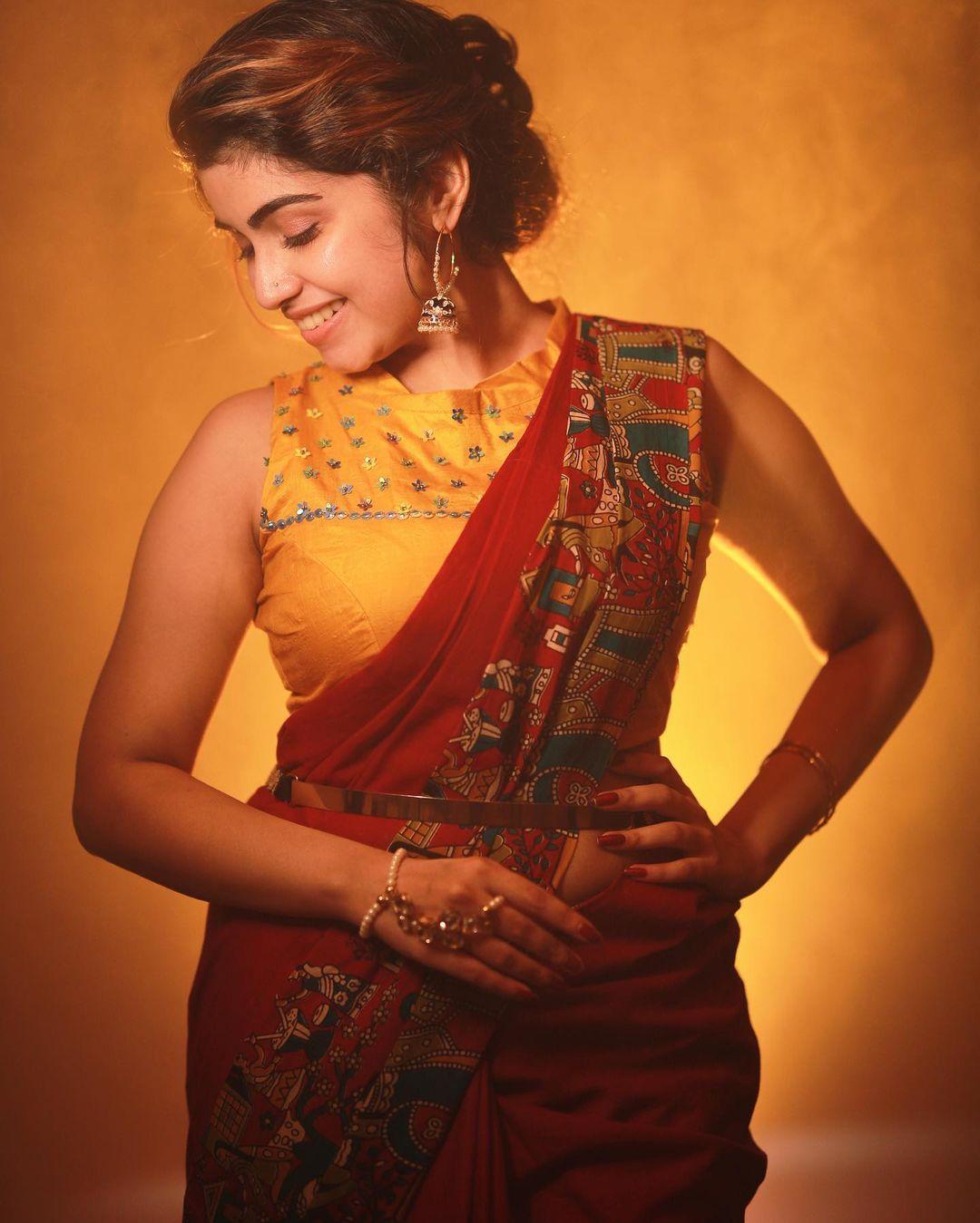 Manasa radhakrishnan looking very glamorous photos| Manasa radhakrishnan in saree hot photos