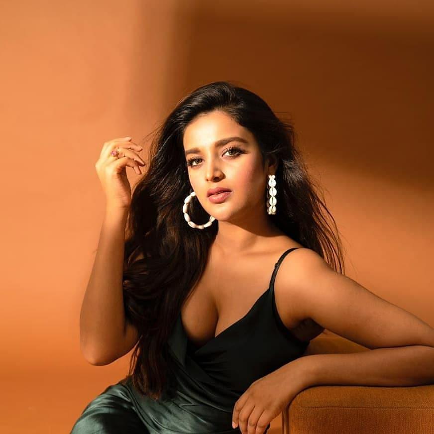 Nidhhi Agerwal looking very glamorous and beautiful photo gallery | Nidhhi Agerwal showing cleavage hot photos gallery