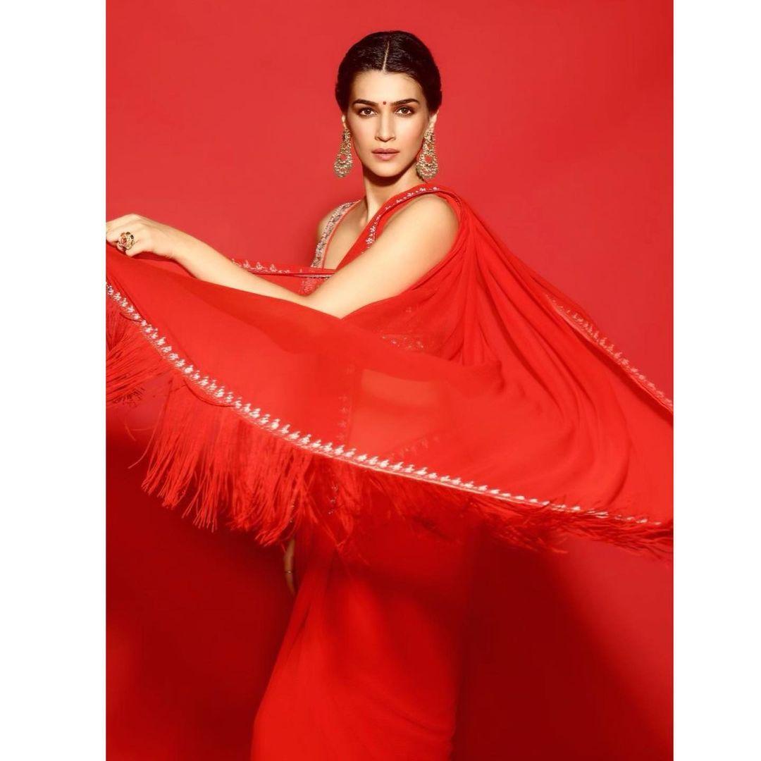 Bollywood actress Kriti Sanon looking very attractive hot photos| Kriti Sanon in red saree hot and sexy photoshoot