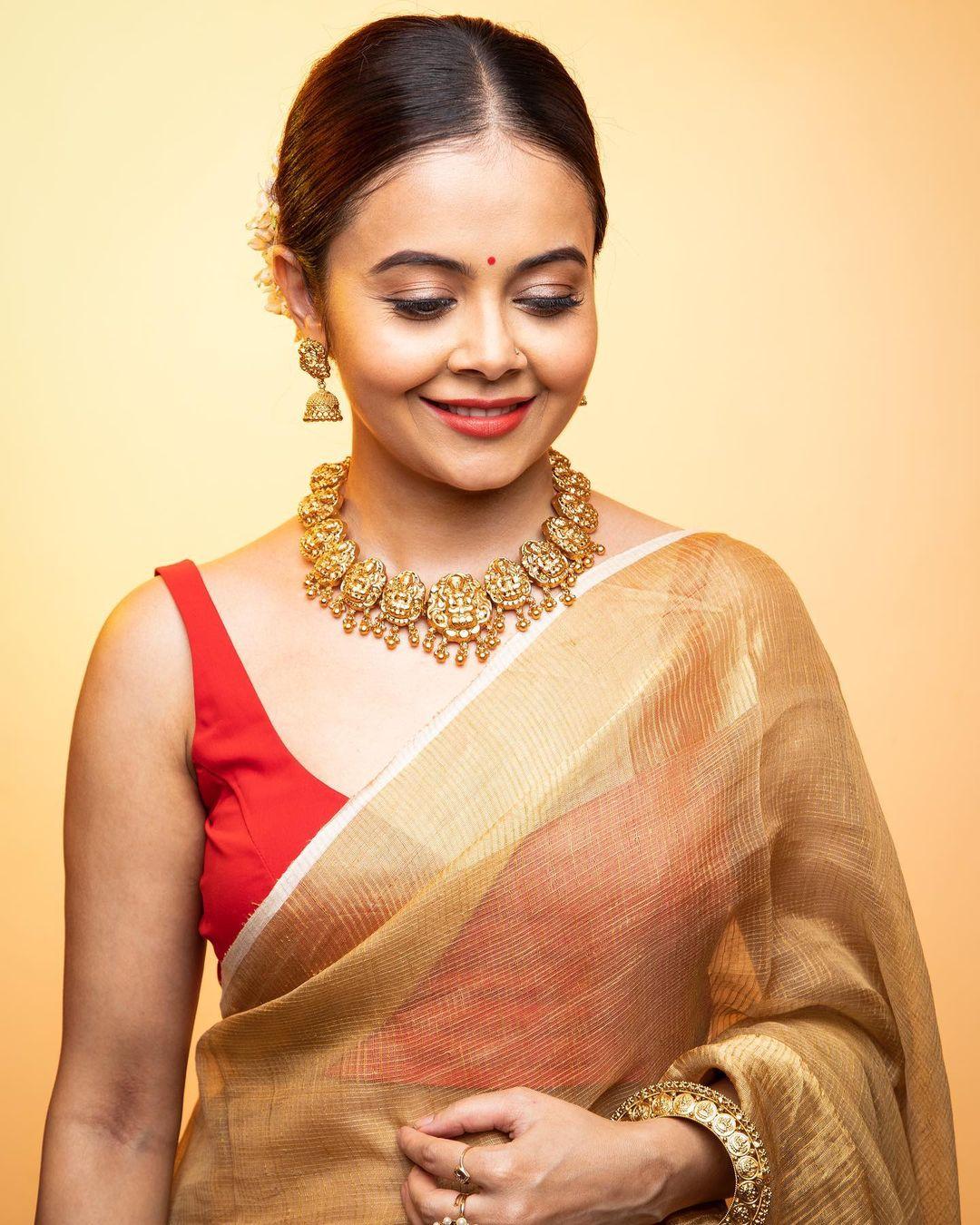 Saree hot photos | Devoleena Bhattacharjee beautiful and glamorous photos