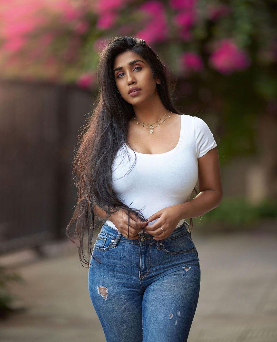 Scarlett Rose looking very beautiful and glamorous photos| Scarlett Rose exposing hot photos gallery