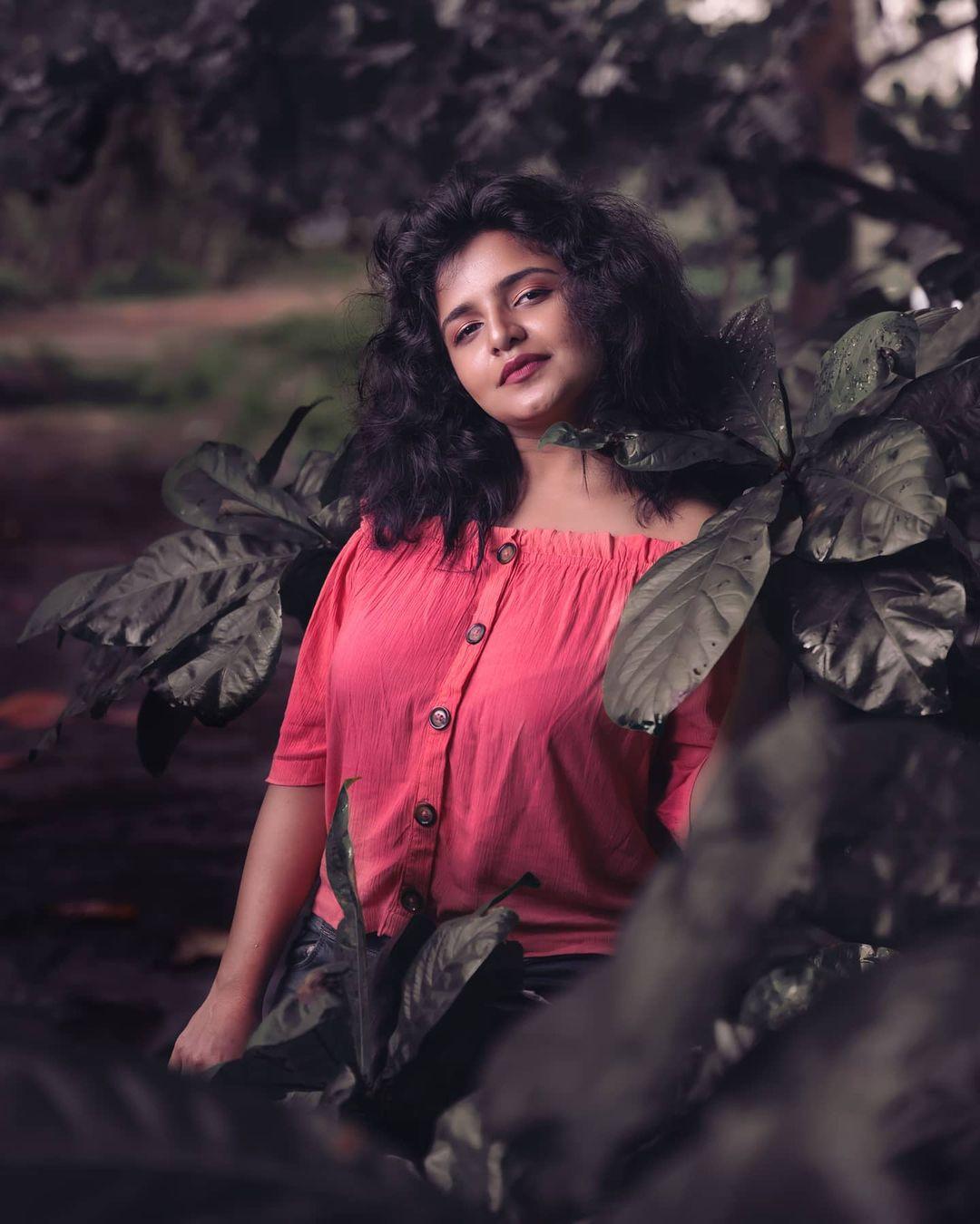Malayalam actress Drishya Dinesh looking very beautiful photo gallery| Drishya Dinesh sexy photoshoot