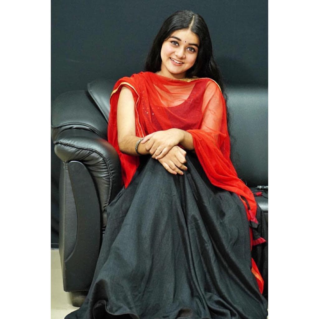 Malayalam actress saniya babu looking very attractive hot photos