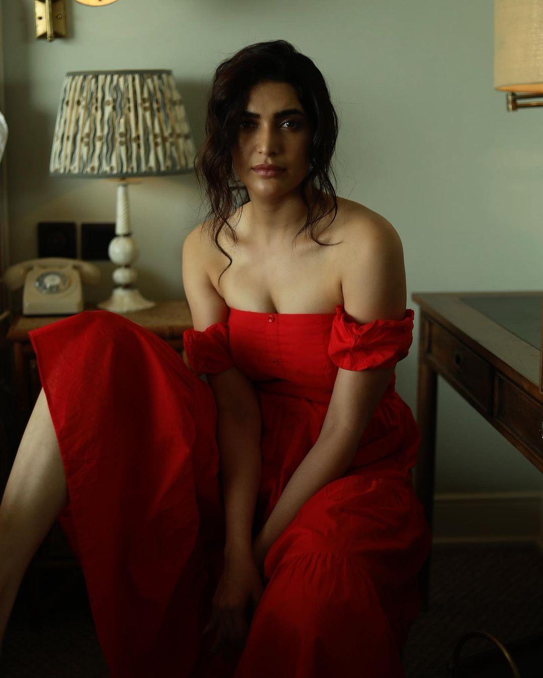 Television actress hot gallery | Karishma Tanna looking very attractive hot photos gallery