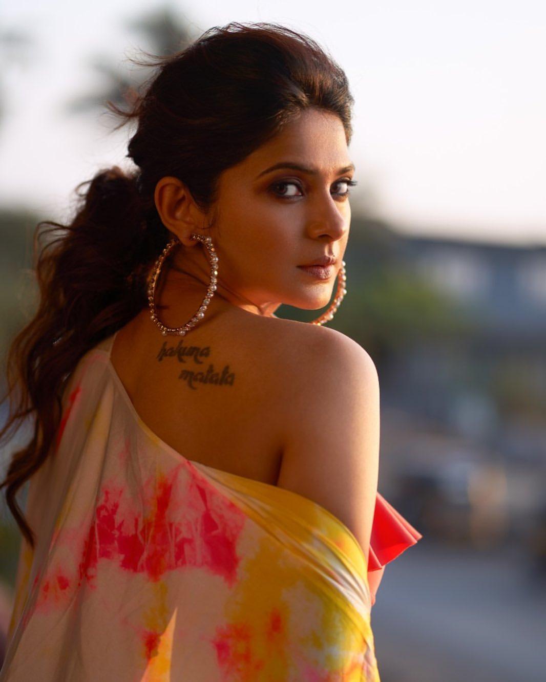 Television actress Jennifer Winget looking very beautiful and glamorous pictures| Jennifer Winget exposing cleavage photos gallery