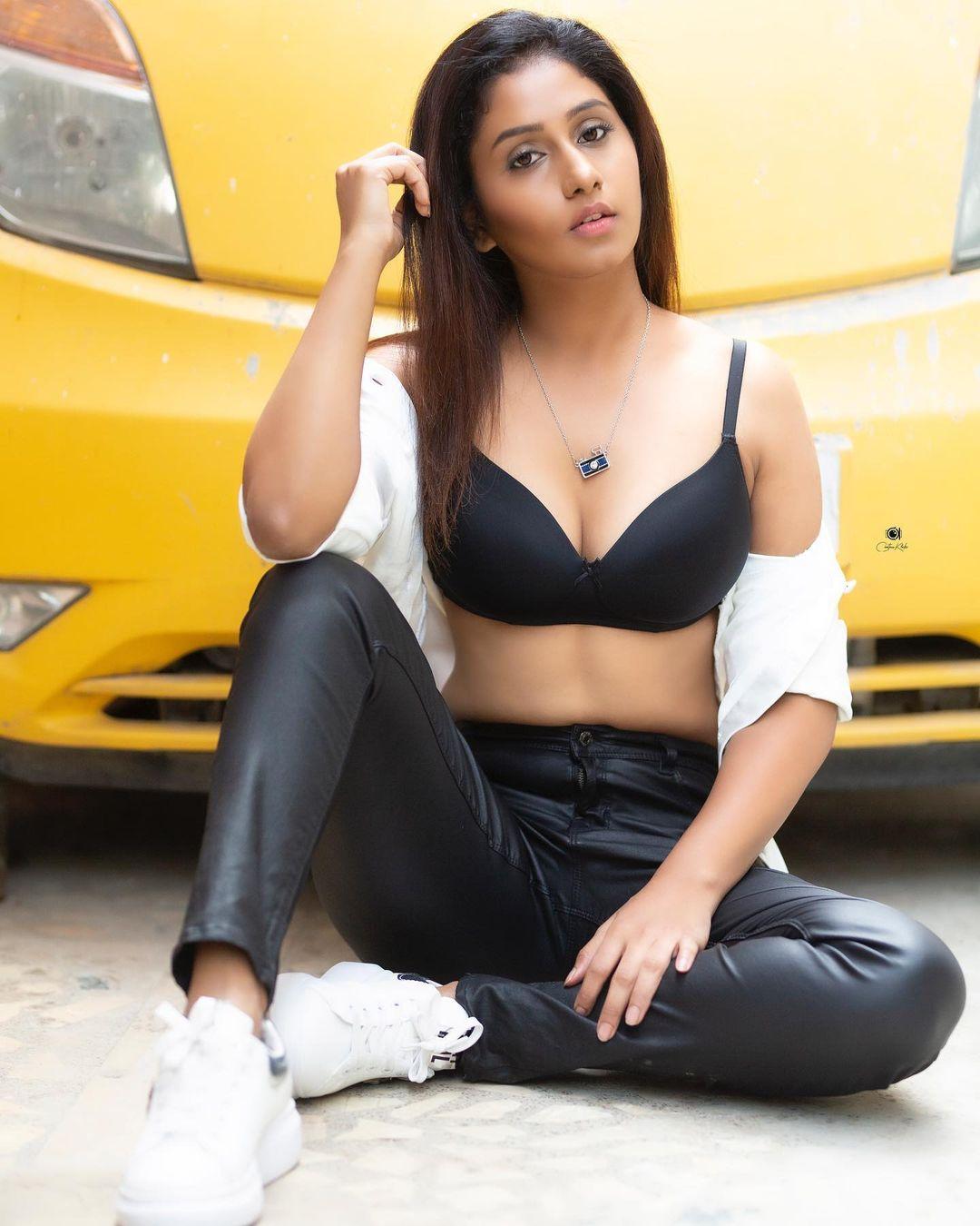 Dakkshi Guttikonda wearing bra Hot photos| Telugu actress Dakkshi Guttikonda in Bikini