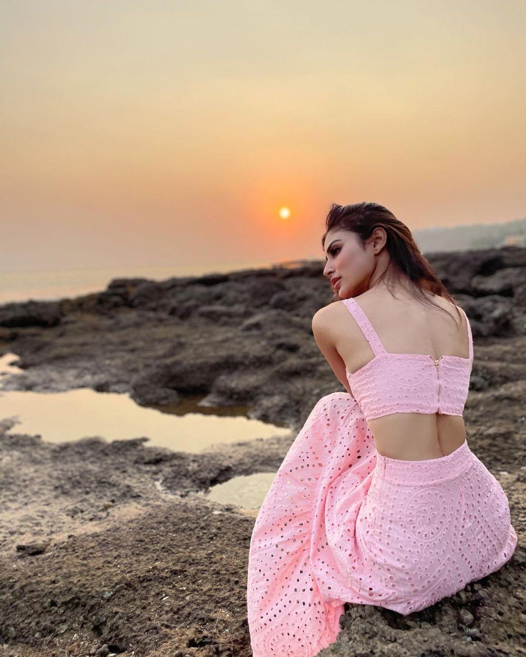 Saree hot photos gallery | Mouni Roy very beautiful and sexy photoshoot  Photos: HD Images, Pictures, Stills, First Look Posters of Saree hot photos  gallery | Mouni Roy very beautiful and sexy