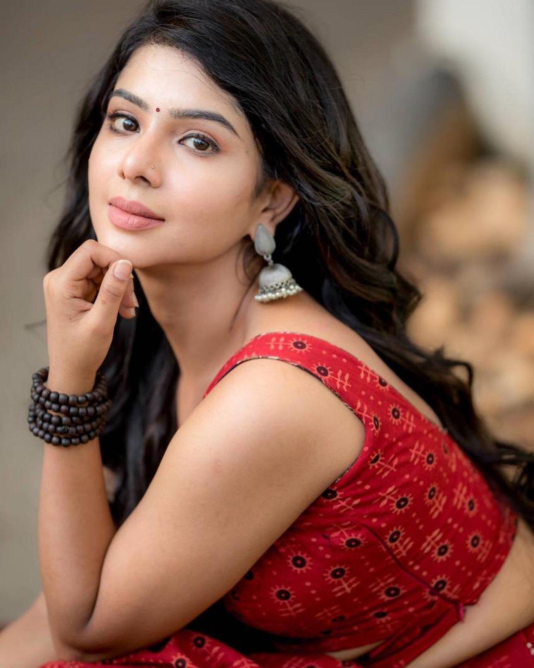 Pavithra Lakshmi looking very beautiful and glamorous photos| Pavithra Lakshmi latest hot and sexy stills