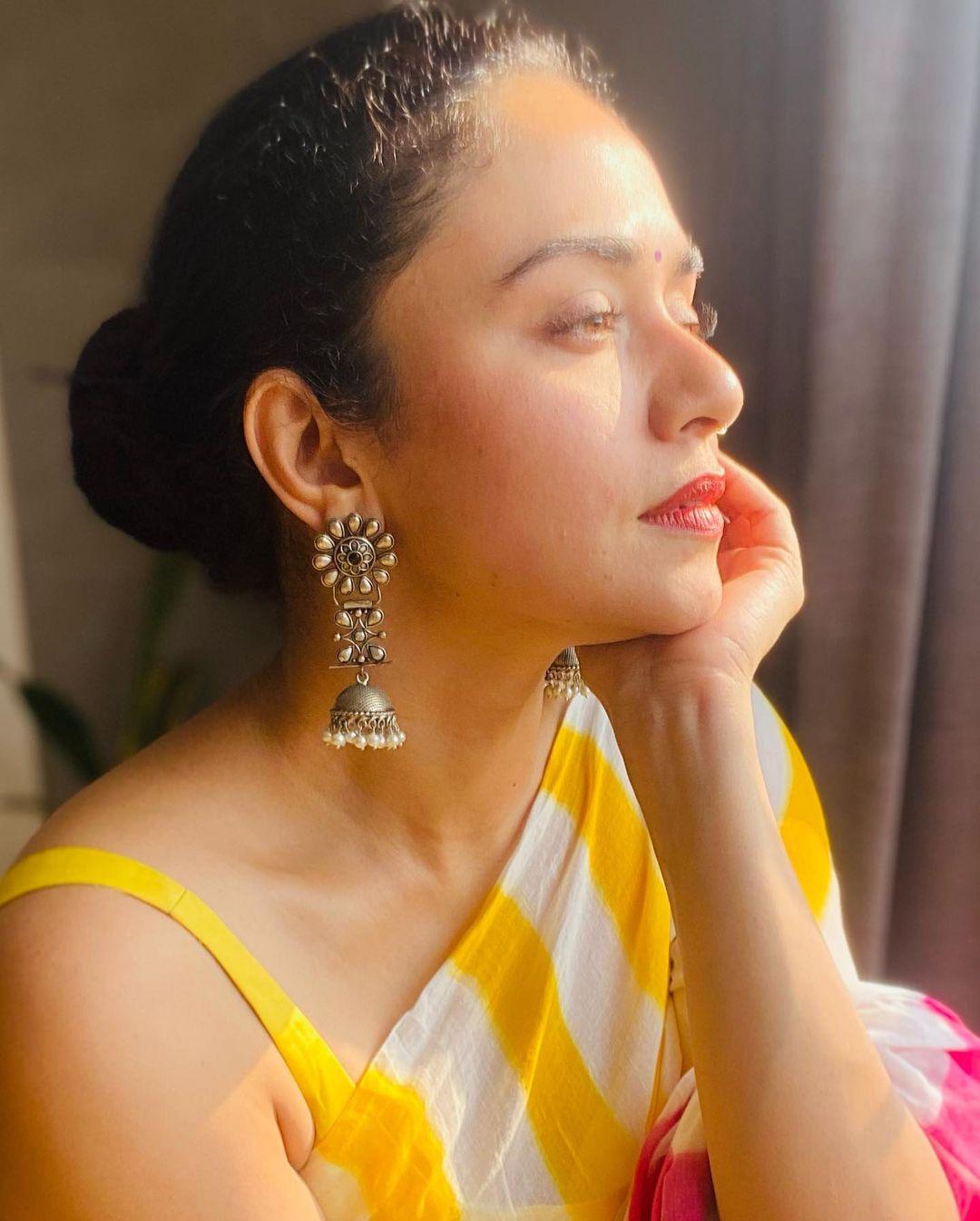 Amruta Khanvilkar latest hot and sexy stills| Amruta Khanvilkar Saree exposing hot photos