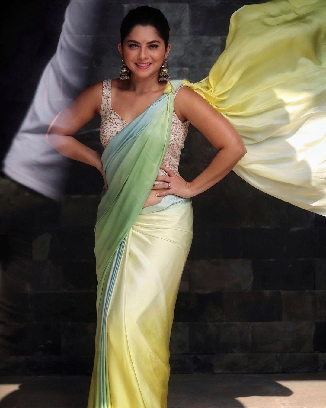 Marathi television actress Sonalee Kulkarni looking very beautiful and glamorous pictures| saree hot photos gallery