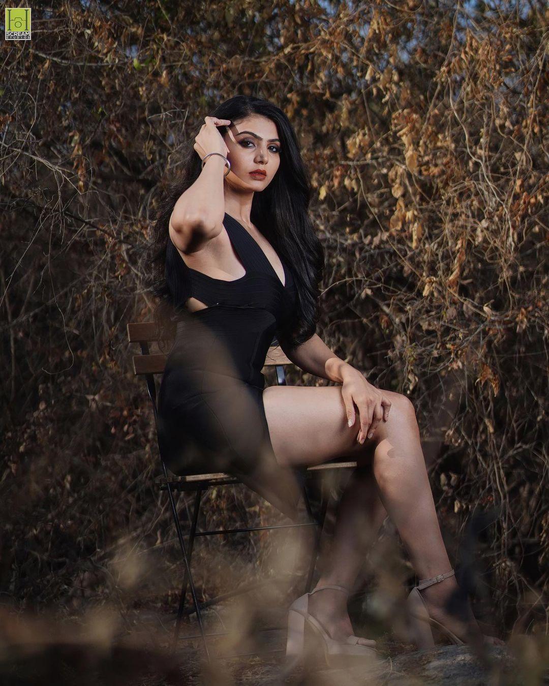 Akshata Sonawane looking very beautiful and exposing hot photos | Akshata Sonawane exposing cleavage hot photos gallery